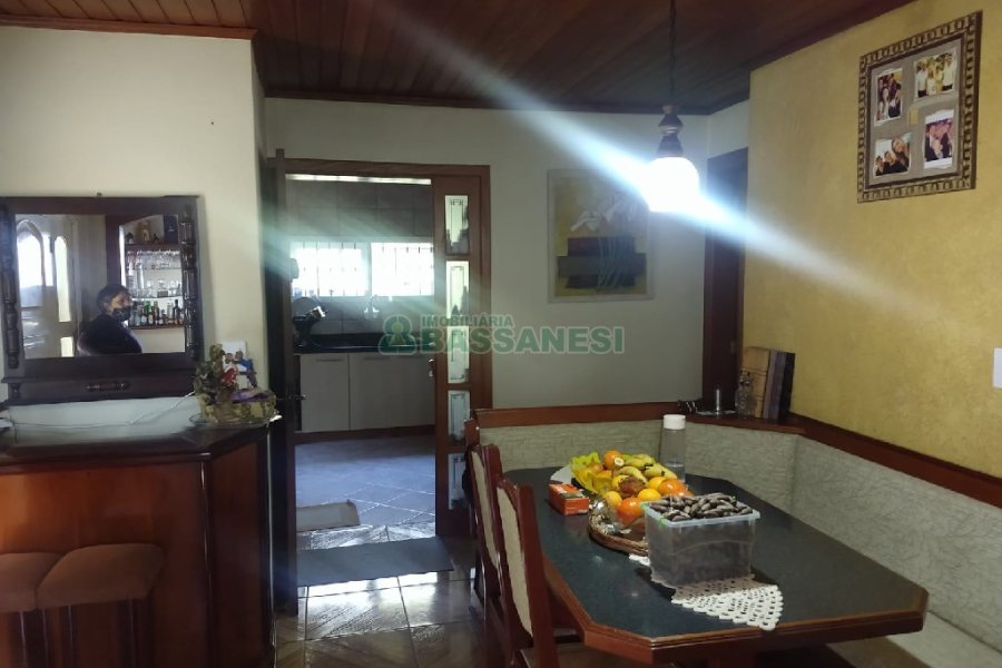 Chácara com 277m², 4 dormitórios, 2 vagas, no bairro Pedancino em Caxias do Sul para Comprar