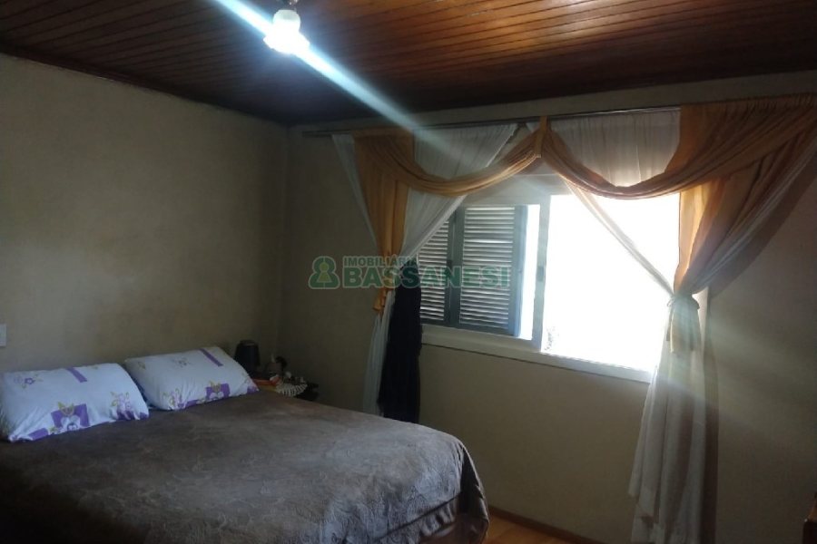 Chácara com 277m², 4 dormitórios, 2 vagas, no bairro Pedancino em Caxias do Sul para Comprar