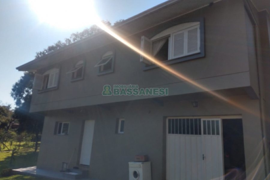 Chácara com 277m², 4 dormitórios, 2 vagas, no bairro Pedancino em Caxias do Sul para Comprar
