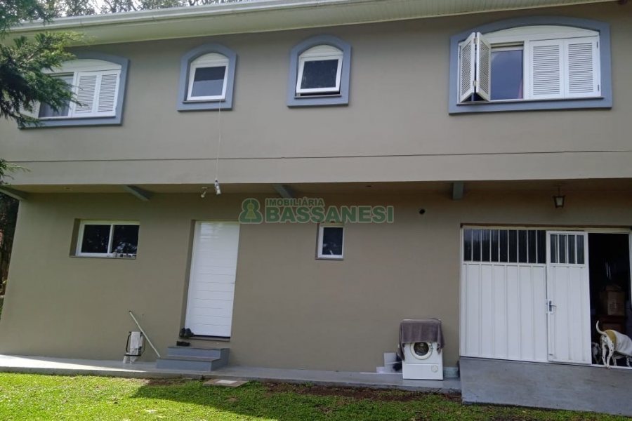 Chácara com 277m², 4 dormitórios, 2 vagas, no bairro Pedancino em Caxias do Sul para Comprar