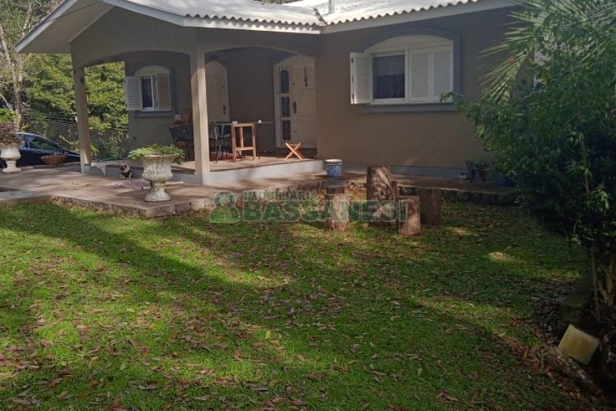 Chácara com 277m², 4 dormitórios, 2 vagas, no bairro Pedancino em Caxias do Sul para Comprar