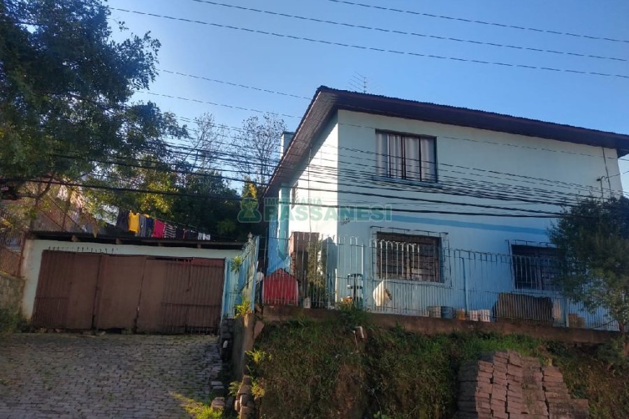 Casa com 200m², 3 dormitórios, 2 vagas, no bairro Bom Pastor em Caxias do Sul para Comprar
