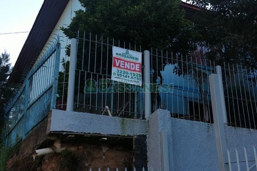 Casa com 200m², 3 dormitórios, 2 vagas, no bairro Bom Pastor em Caxias do Sul para Comprar