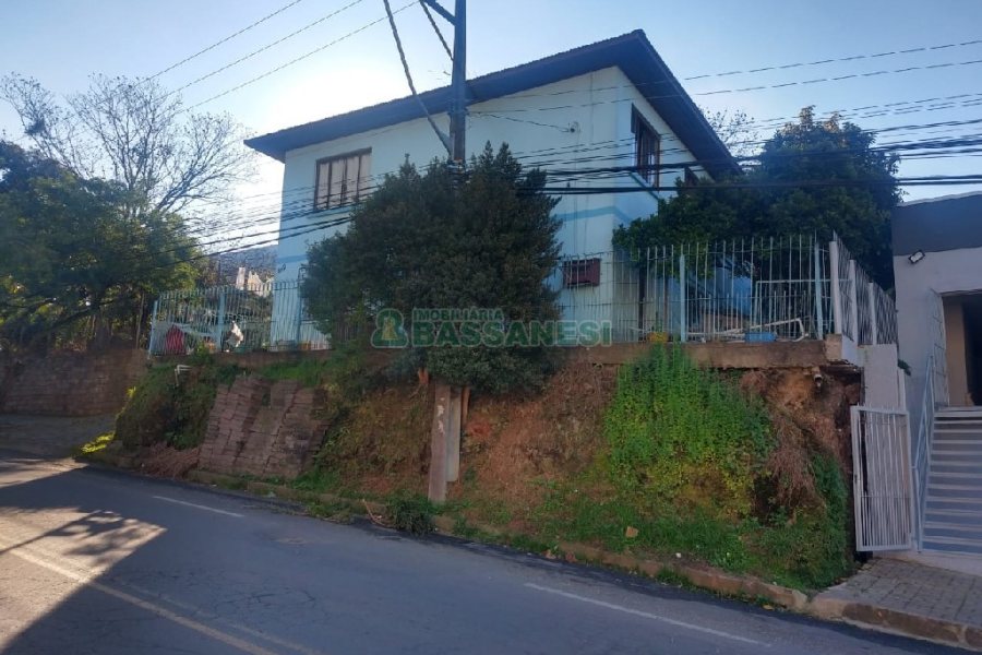 Casa com 200m², 3 dormitórios, 2 vagas, no bairro Bom Pastor em Caxias do Sul para Comprar