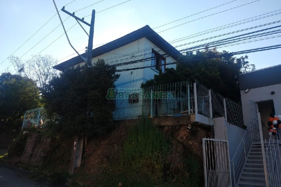Casa com 200m², 3 dormitórios, 2 vagas, no bairro Bom Pastor em Caxias do Sul para Comprar