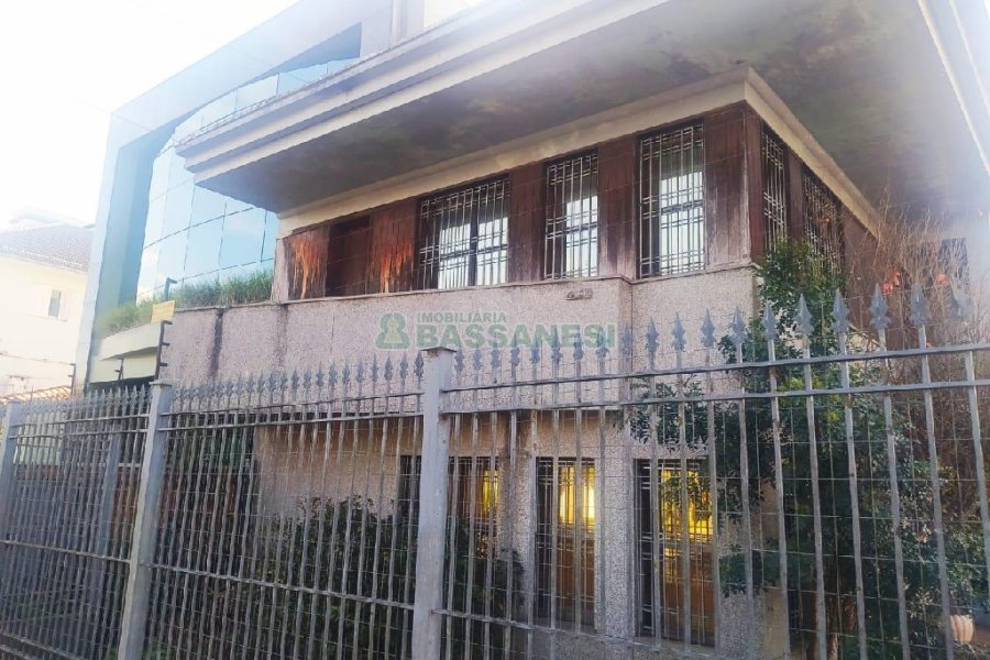 Casa Comercial com 530m², 5 dormitórios, 2 vagas, no bairro Cinqüentenário em Caxias do Sul para Alugar