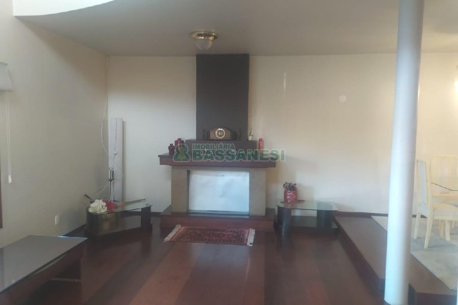 Casa Comercial com 530m², 5 dormitórios, 2 vagas, no bairro Cinqüentenário em Caxias do Sul para Alugar