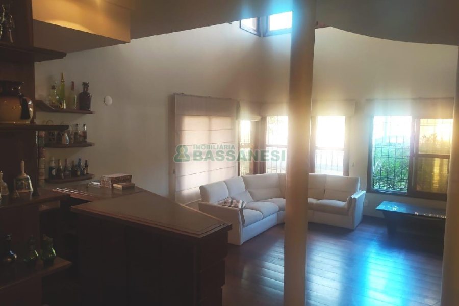 Casa Comercial com 530m², 5 dormitórios, 2 vagas, no bairro Cinqüentenário em Caxias do Sul para Alugar