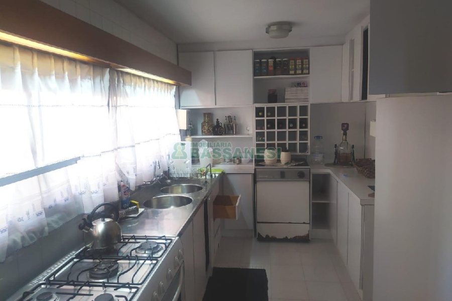 Casa Comercial com 530m², 5 dormitórios, 2 vagas, no bairro Cinqüentenário em Caxias do Sul para Alugar