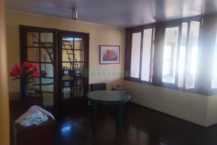 Casa Comercial com 530m², 5 dormitórios, 2 vagas, no bairro Cinqüentenário em Caxias do Sul para Alugar