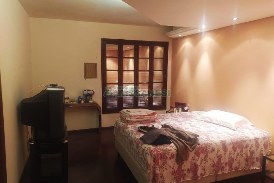 Casa Comercial com 530m², 5 dormitórios, 2 vagas, no bairro Cinqüentenário em Caxias do Sul para Alugar