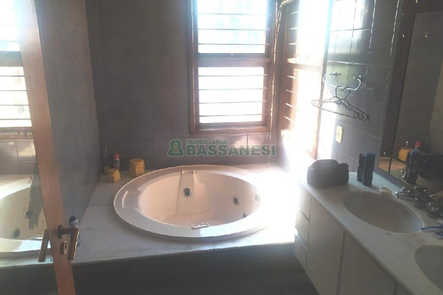 Casa Comercial com 530m², 5 dormitórios, 2 vagas, no bairro Cinqüentenário em Caxias do Sul para Alugar