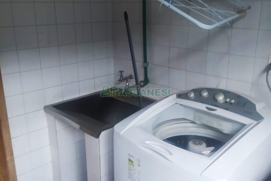 Casa Comercial com 530m², 5 dormitórios, 2 vagas, no bairro Cinqüentenário em Caxias do Sul para Alugar