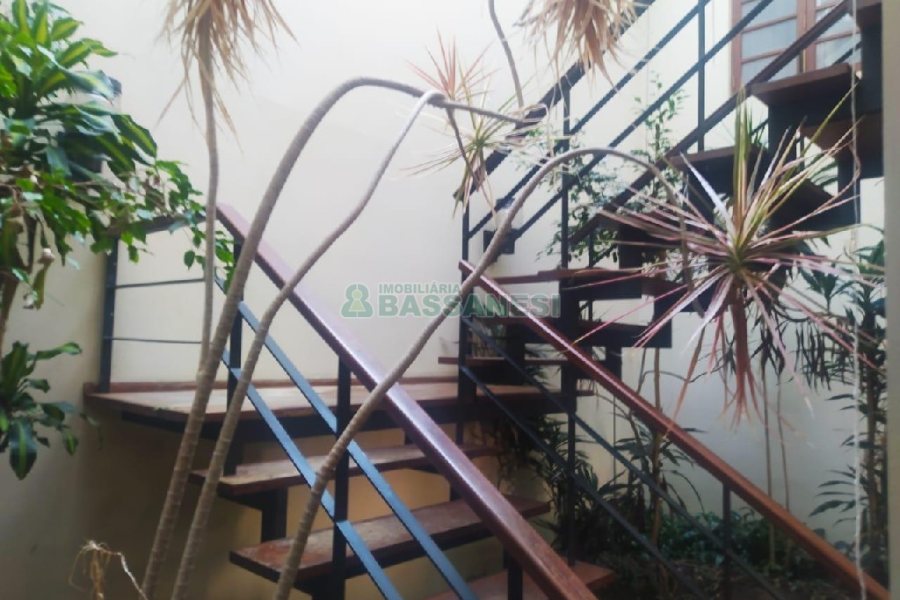 Casa Comercial com 530m², 5 dormitórios, 2 vagas, no bairro Cinqüentenário em Caxias do Sul para Alugar