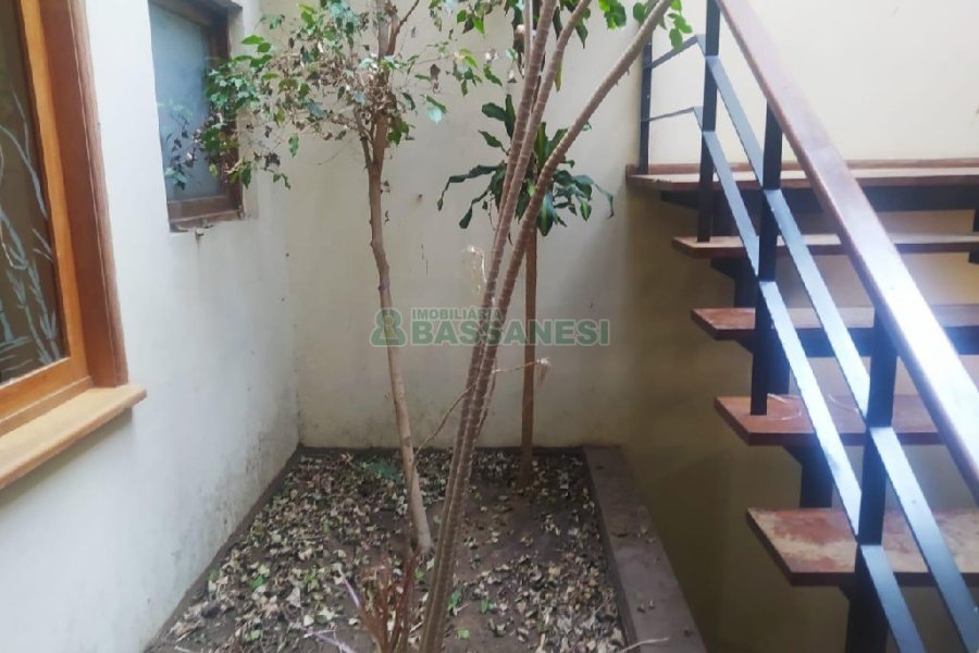 Casa Comercial com 530m², 5 dormitórios, 2 vagas, no bairro Cinqüentenário em Caxias do Sul para Alugar