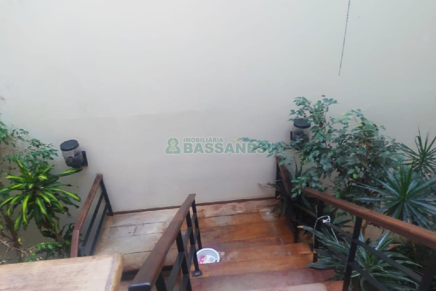 Casa Comercial com 530m², 5 dormitórios, 2 vagas, no bairro Cinqüentenário em Caxias do Sul para Alugar