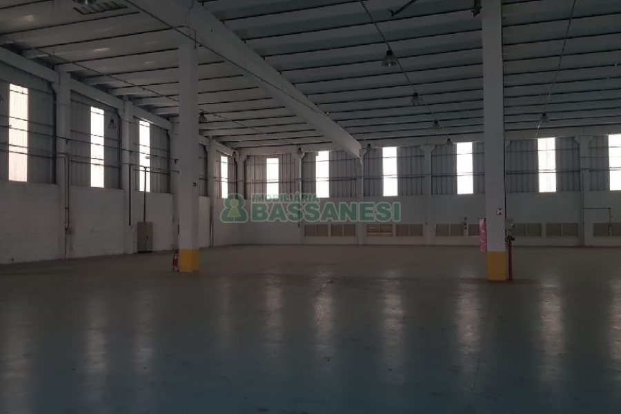 Pavilhão com 2000m², no bairro Cinqüentenário em Caxias do Sul para Alugar