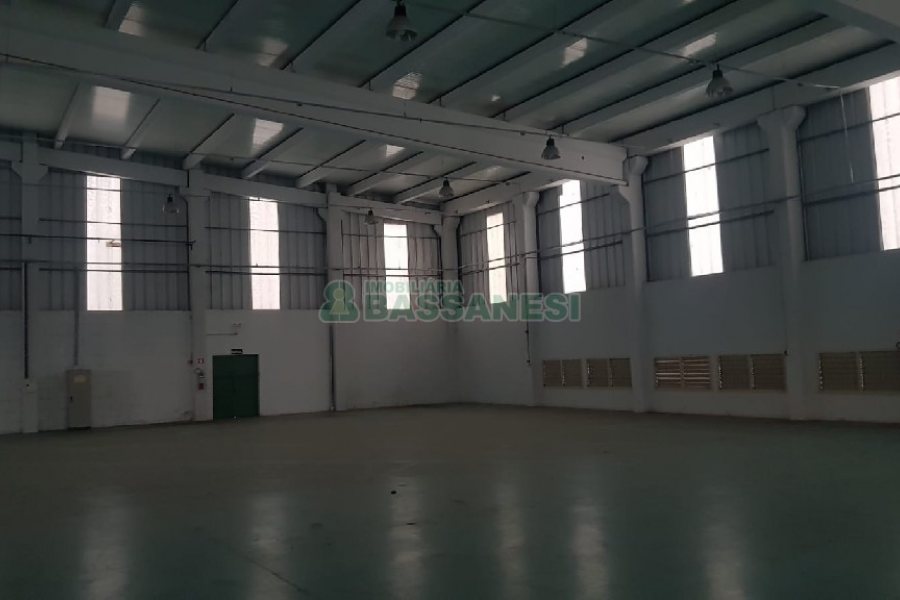 Pavilhão com 2000m², no bairro Cinqüentenário em Caxias do Sul para Alugar