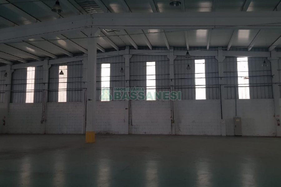 Pavilhão com 2000m², no bairro Cinqüentenário em Caxias do Sul para Alugar
