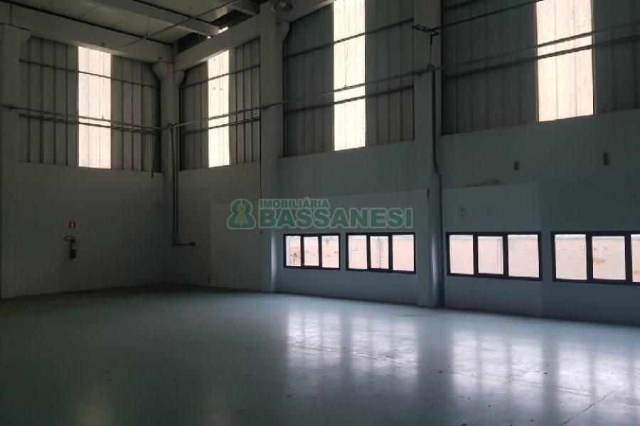 Pavilhão com 2000m², no bairro Cinqüentenário em Caxias do Sul para Alugar