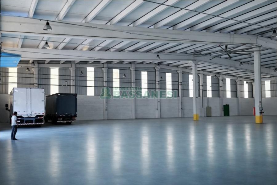 Pavilhão com 2000m², no bairro Cinqüentenário em Caxias do Sul para Alugar