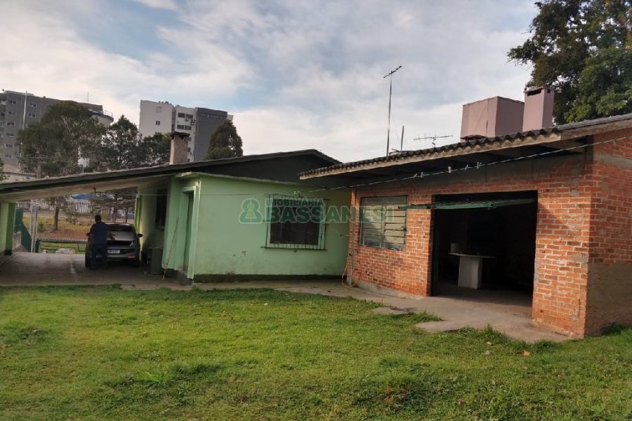 Casa com 100m², 3 dormitórios, 2 vagas, no bairro Charqueadas em Caxias do Sul para Comprar