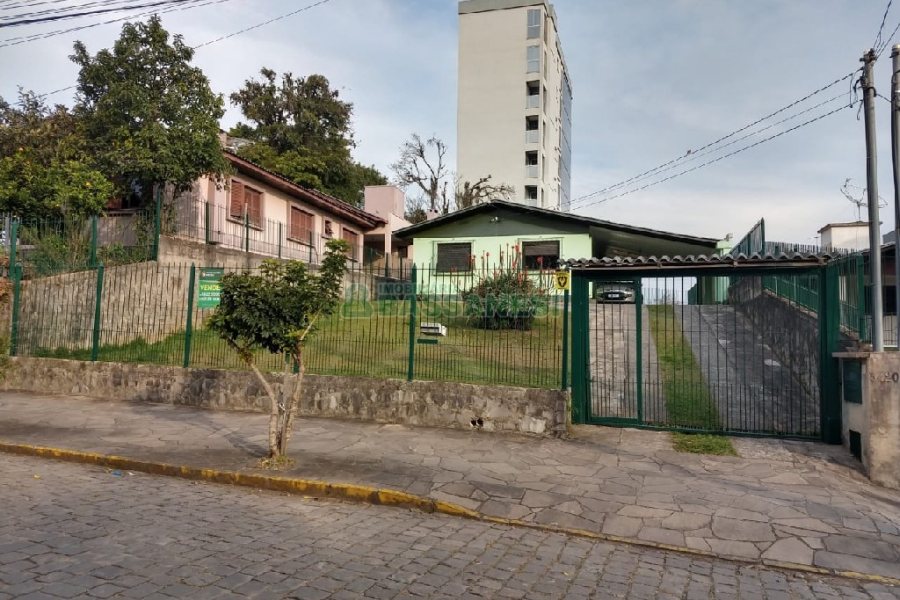Casa com 100m², 3 dormitórios, 2 vagas, no bairro Charqueadas em Caxias do Sul para Comprar