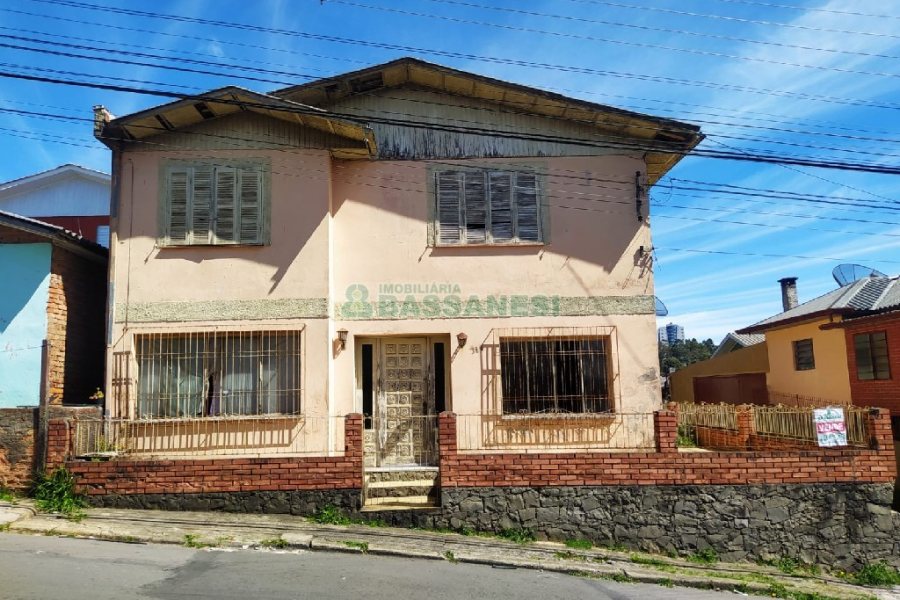 Casa, 6 dormitórios, 4 vagas, no bairro Floresta em Caxias do Sul para Comprar