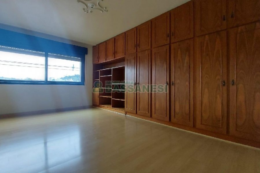 Apartamento, 3 dormitórios, 2 vagas, no bairro São José em Caxias do Sul para Alugar