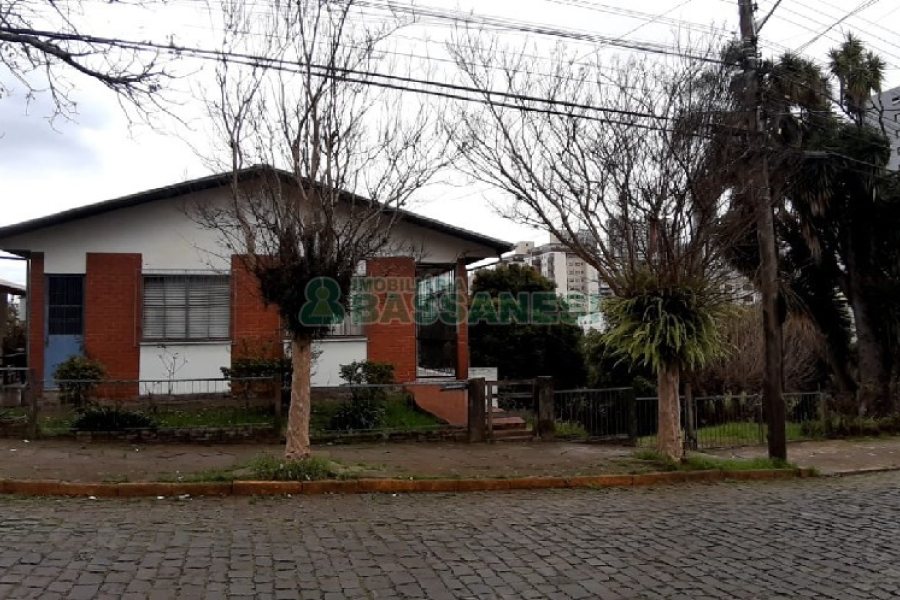 Casa, no bairro Pio X em Caxias do Sul para Comprar