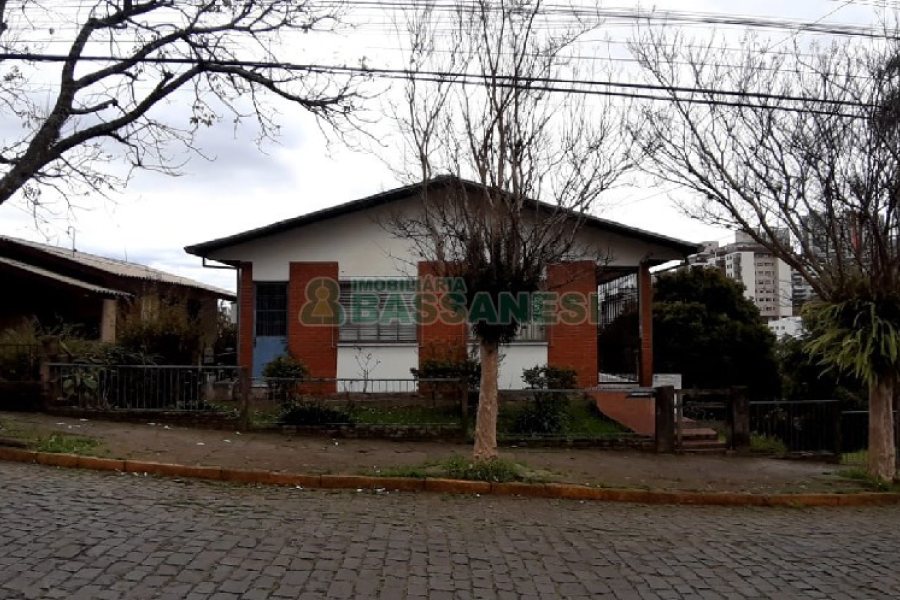 Casa, no bairro Pio X em Caxias do Sul para Comprar