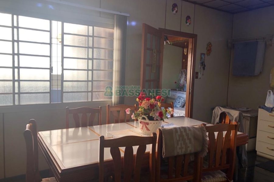 Casa com 246m², 4 dormitórios, 2 vagas, no bairro São José em Caxias do Sul para Comprar