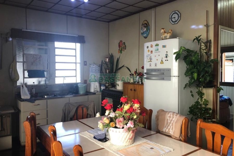 Casa com 246m², 4 dormitórios, 2 vagas, no bairro São José em Caxias do Sul para Comprar