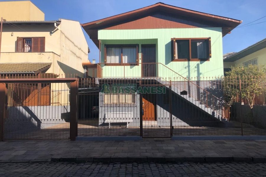 Casa com 246m², 4 dormitórios, 2 vagas, no bairro São José em Caxias do Sul para Comprar