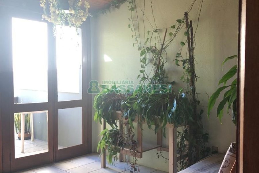 Casa com 246m², 4 dormitórios, 2 vagas, no bairro São José em Caxias do Sul para Comprar