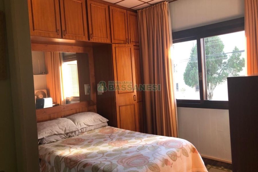 Casa com 246m², 4 dormitórios, 2 vagas, no bairro São José em Caxias do Sul para Comprar