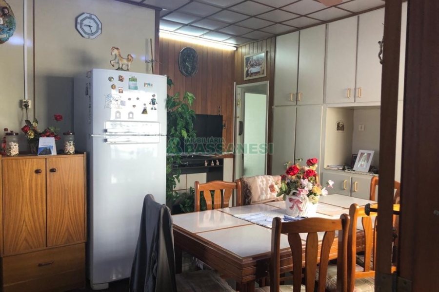 Casa com 246m², 4 dormitórios, 2 vagas, no bairro São José em Caxias do Sul para Comprar