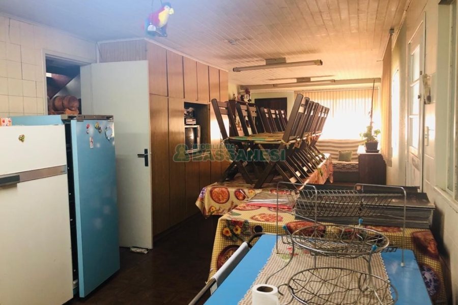 Casa com 246m², 4 dormitórios, 2 vagas, no bairro São José em Caxias do Sul para Comprar