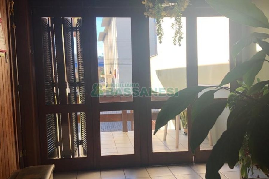 Casa com 246m², 4 dormitórios, 2 vagas, no bairro São José em Caxias do Sul para Comprar