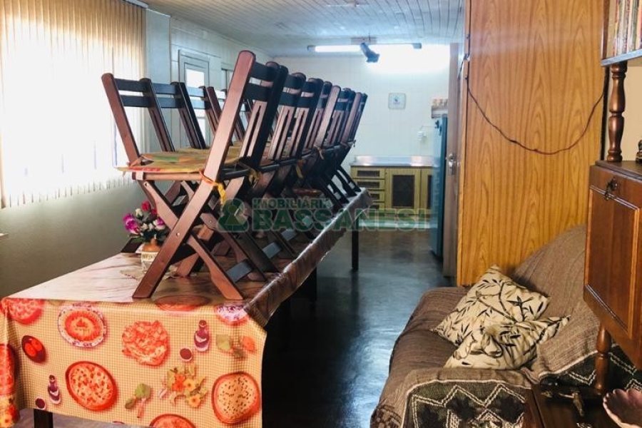 Casa com 246m², 4 dormitórios, 2 vagas, no bairro São José em Caxias do Sul para Comprar