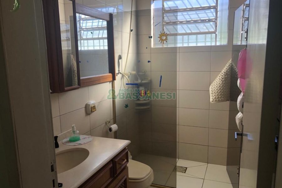 Casa com 246m², 4 dormitórios, 2 vagas, no bairro São José em Caxias do Sul para Comprar