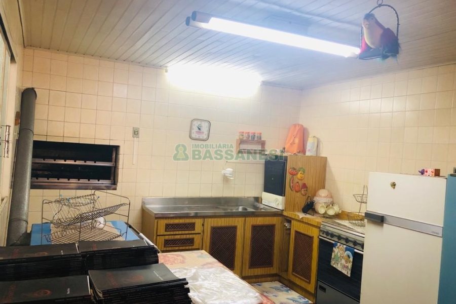 Casa com 246m², 4 dormitórios, 2 vagas, no bairro São José em Caxias do Sul para Comprar