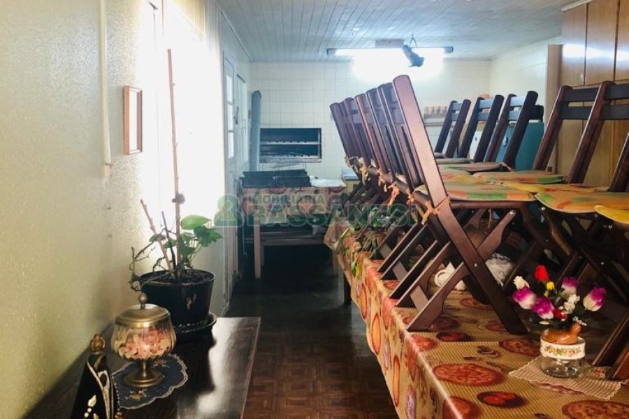 Casa com 246m², 4 dormitórios, 2 vagas, no bairro São José em Caxias do Sul para Comprar