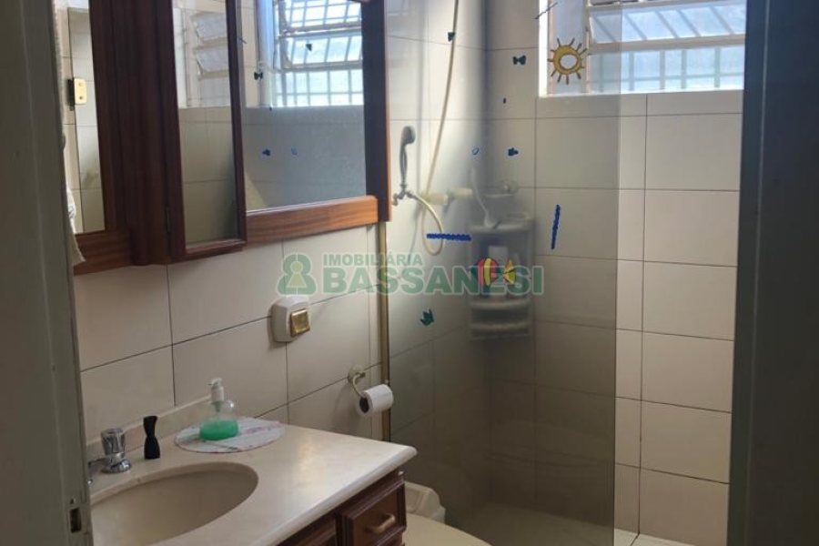 Casa com 246m², 4 dormitórios, 2 vagas, no bairro São José em Caxias do Sul para Comprar