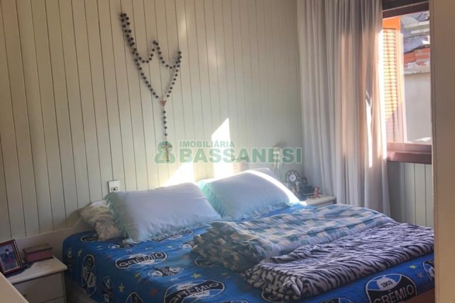 Casa com 246m², 4 dormitórios, 2 vagas, no bairro São José em Caxias do Sul para Comprar