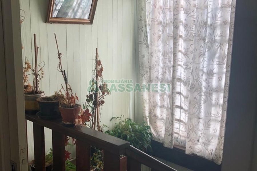 Casa com 246m², 4 dormitórios, 2 vagas, no bairro São José em Caxias do Sul para Comprar