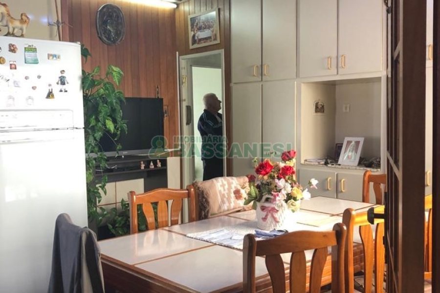 Casa com 246m², 4 dormitórios, 2 vagas, no bairro São José em Caxias do Sul para Comprar