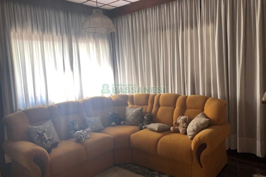 Casa com 246m², 4 dormitórios, 2 vagas, no bairro São José em Caxias do Sul para Comprar