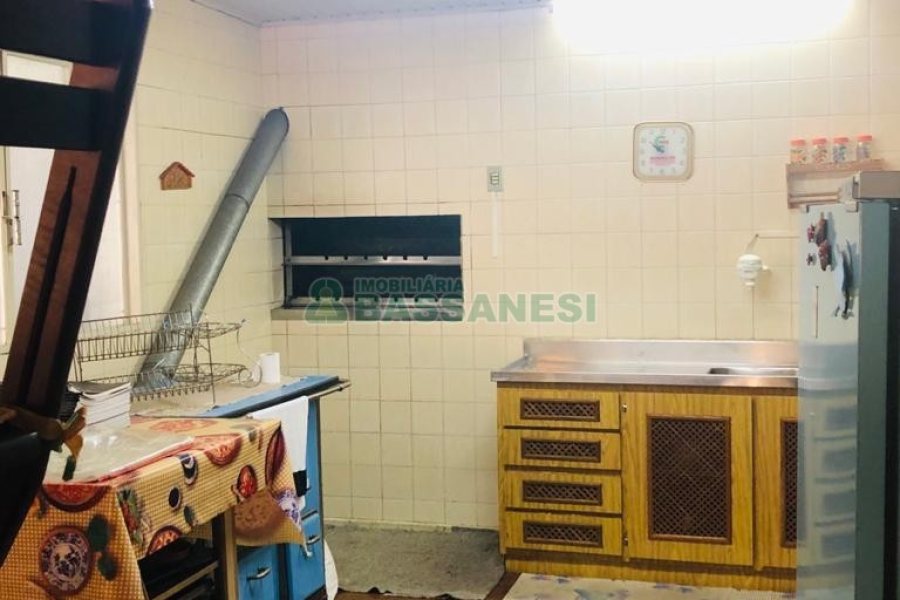 Casa com 246m², 4 dormitórios, 2 vagas, no bairro São José em Caxias do Sul para Comprar