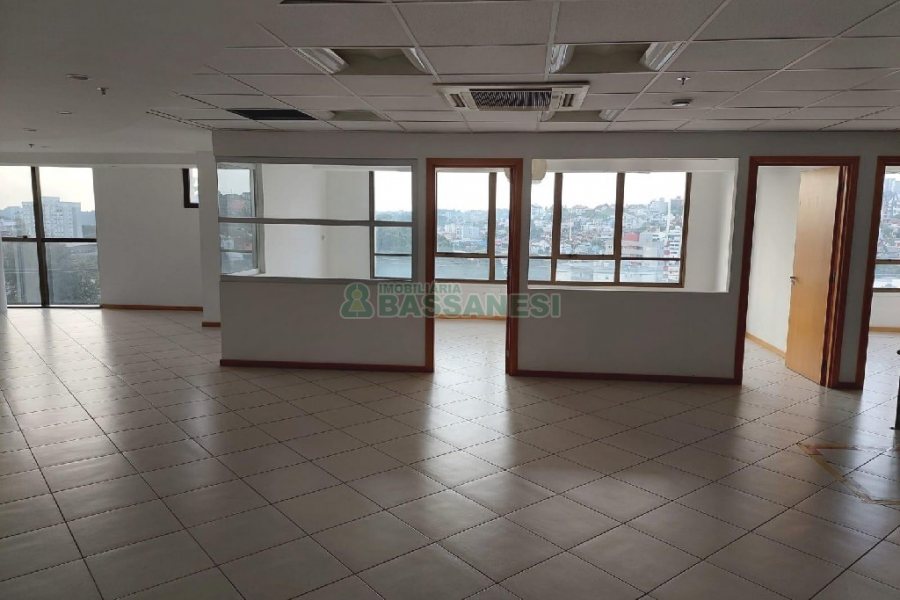 Sala com 488m², 5 vagas, no bairro Sanvitto em Caxias do Sul para Comprar